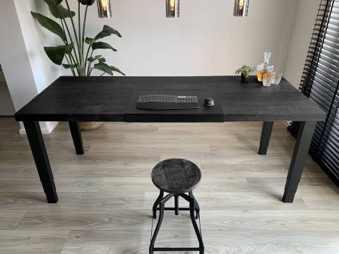 Zit sta bureau tafel met 4 motoren zwart behandeld eiken Luxe bureau met 4 motoren en zwart eiken.