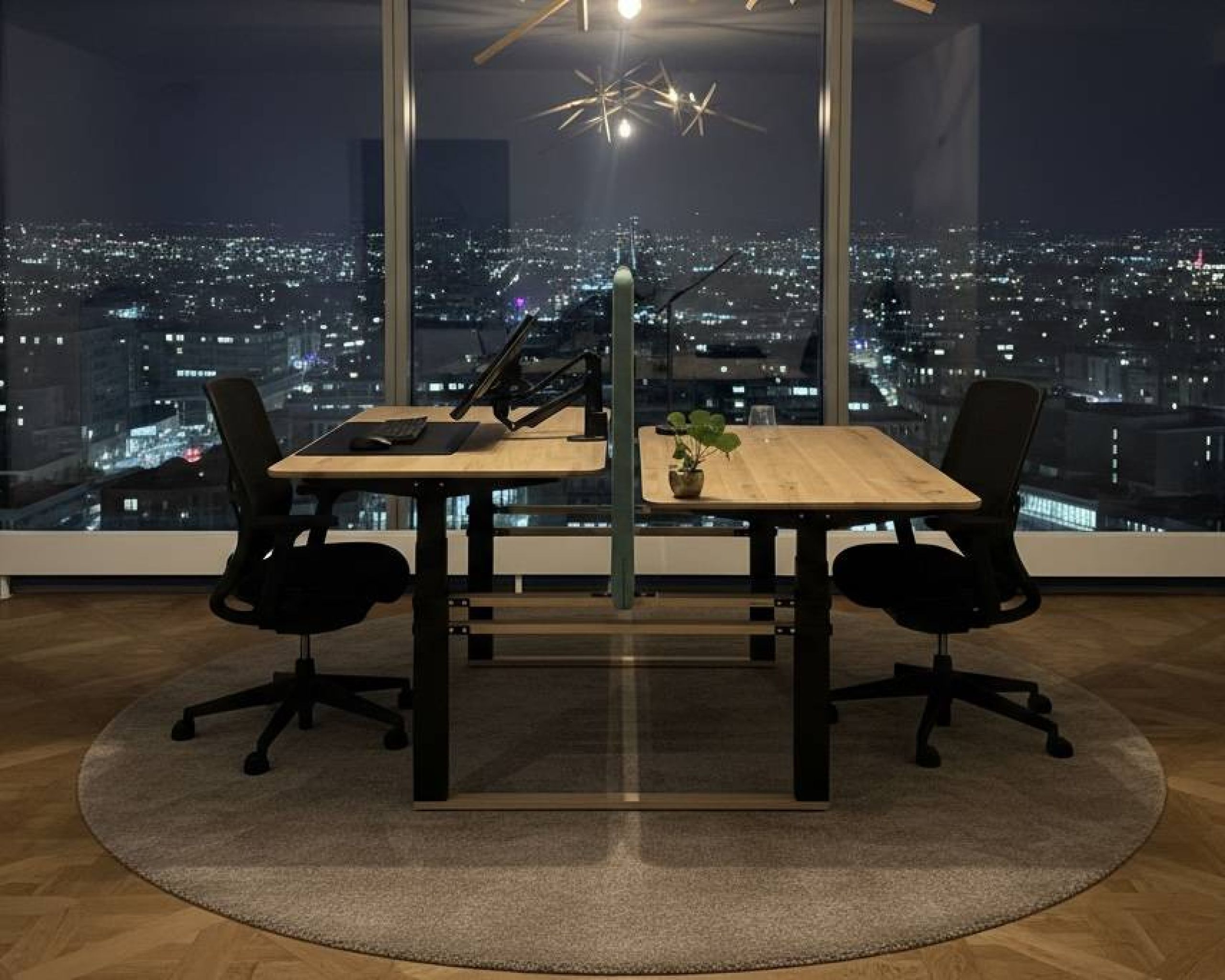 Eiken zit-sta bureau met afgeronde hoeken