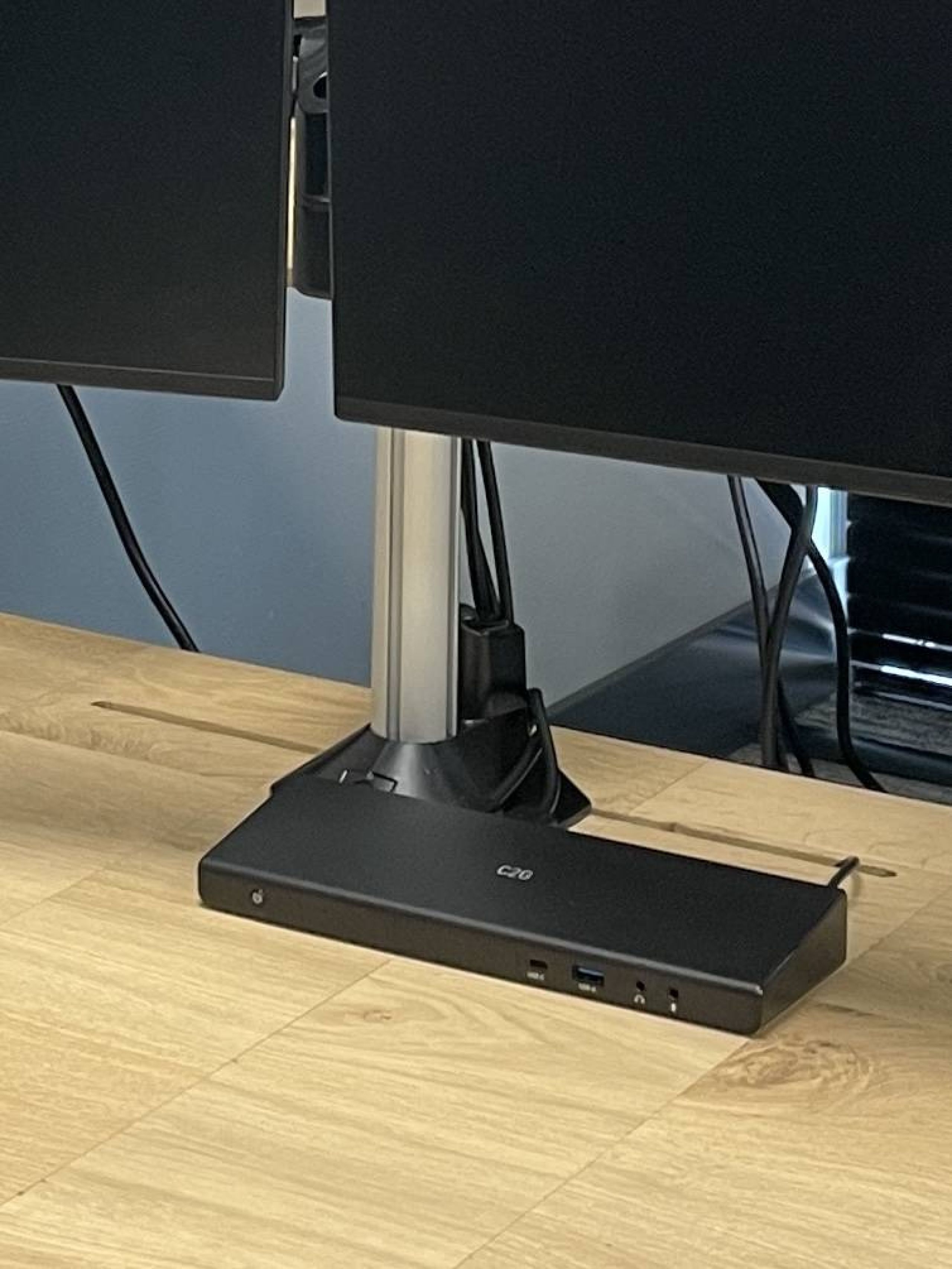 Circulair bureaublad met dunne kabeldoorvoer