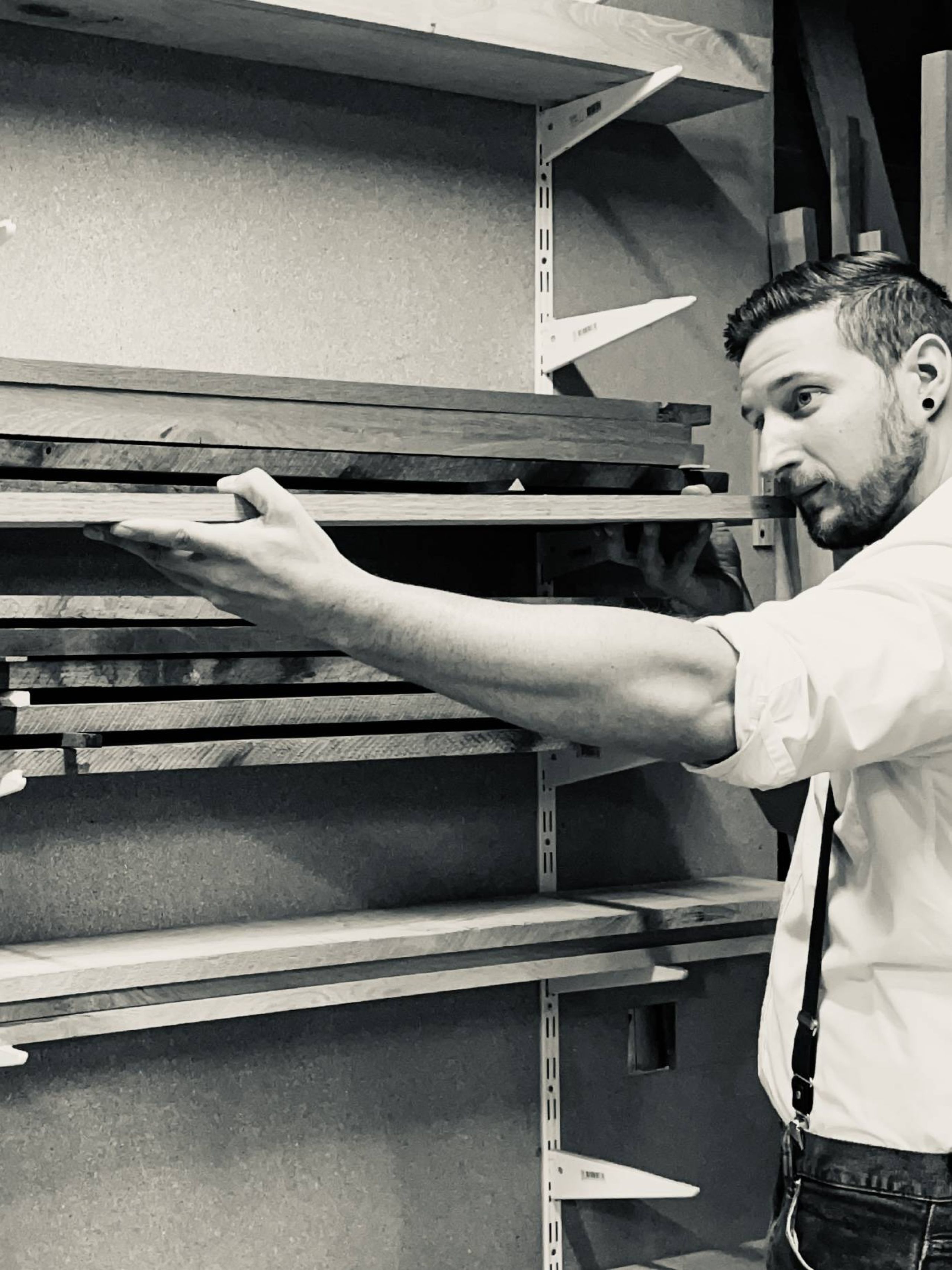 Meubelmaker erperium controleert planken op rechtheid