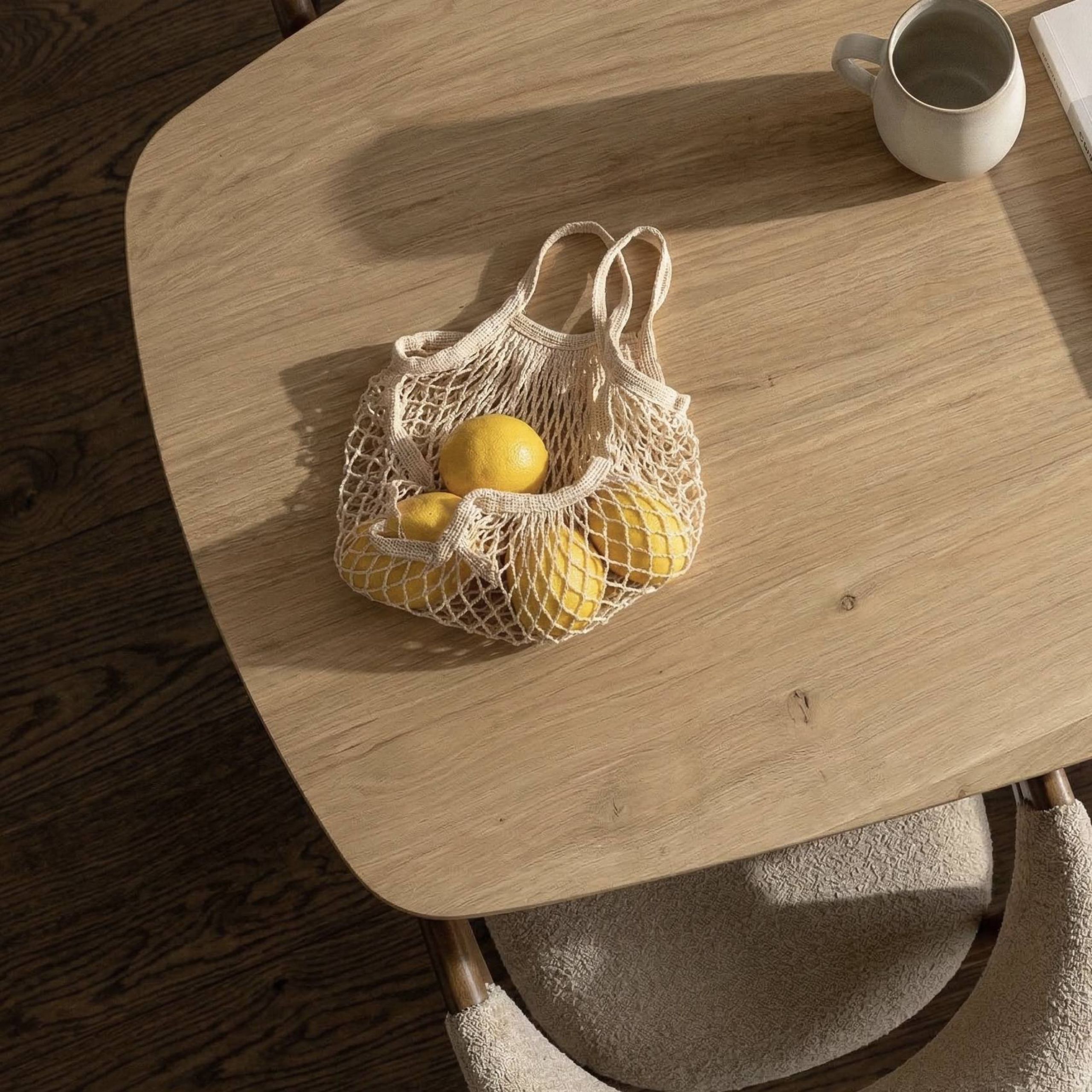 Blank eiken tafelblad karakter met noesten