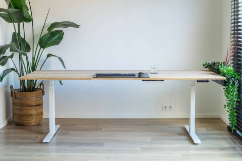 Zit sta bureau met wit onderstel in hoogte verstelbaar Wit hoog laag bureau met eiken bureaublad
