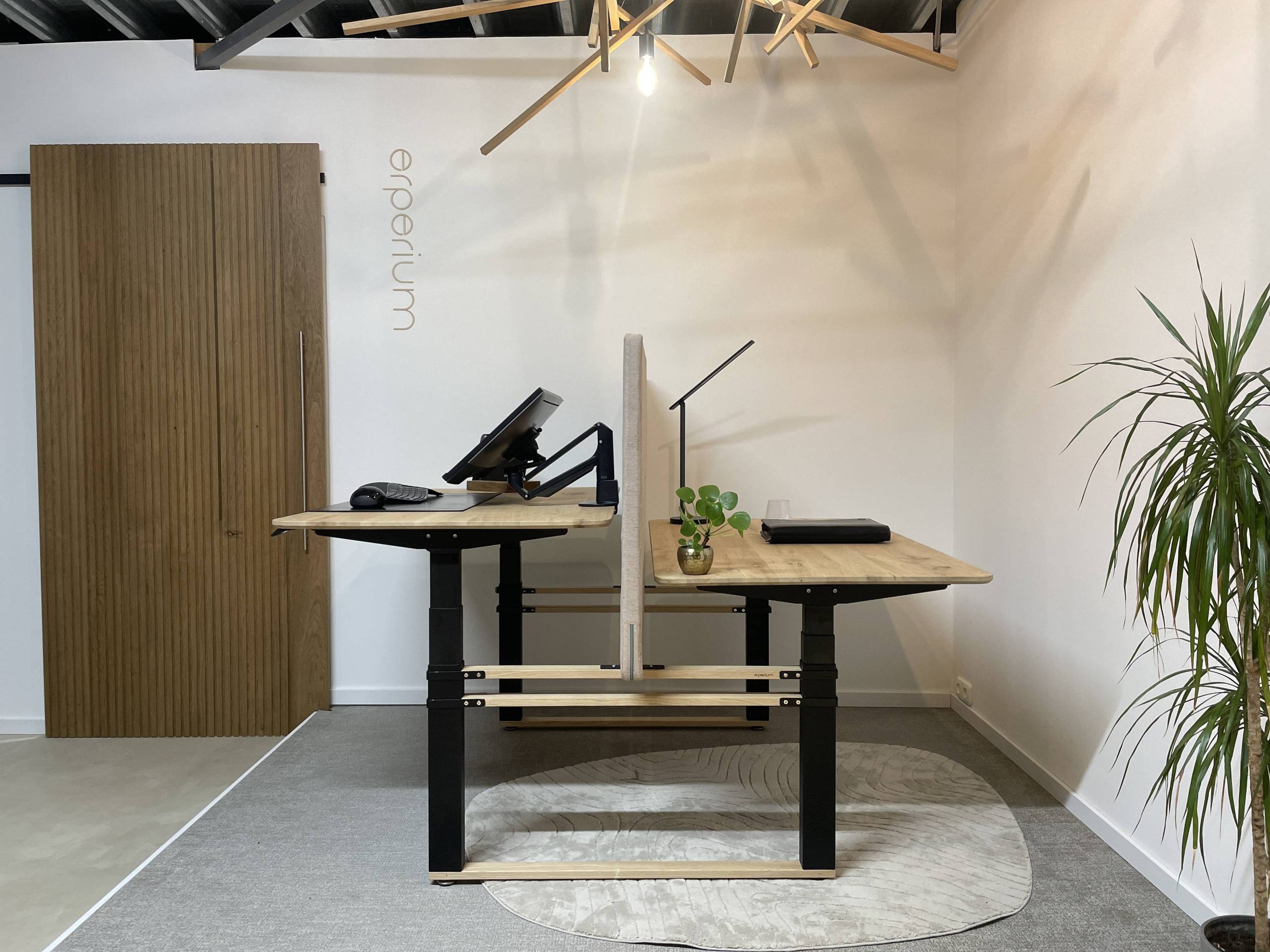 Bruut Duo Edge Design zit sta bureau van massief eiken
