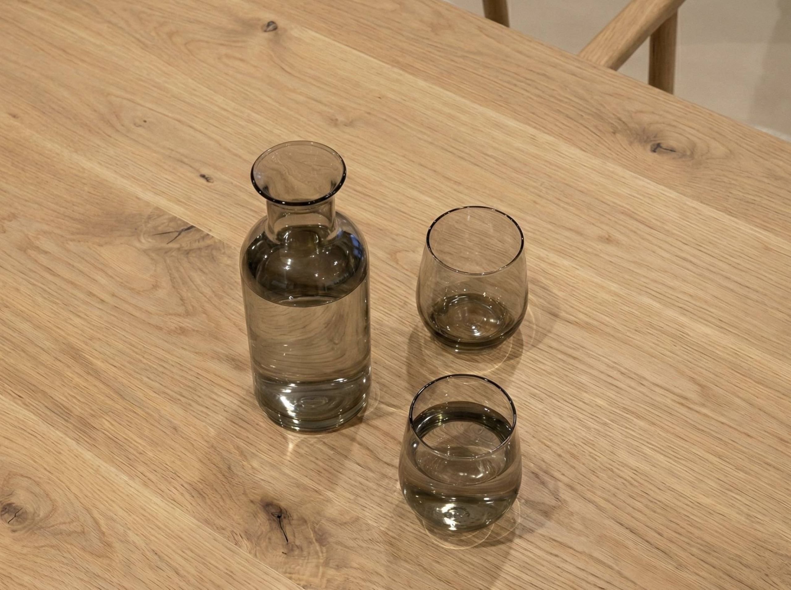 Glazen water met rustiek houten eiken tafelblad