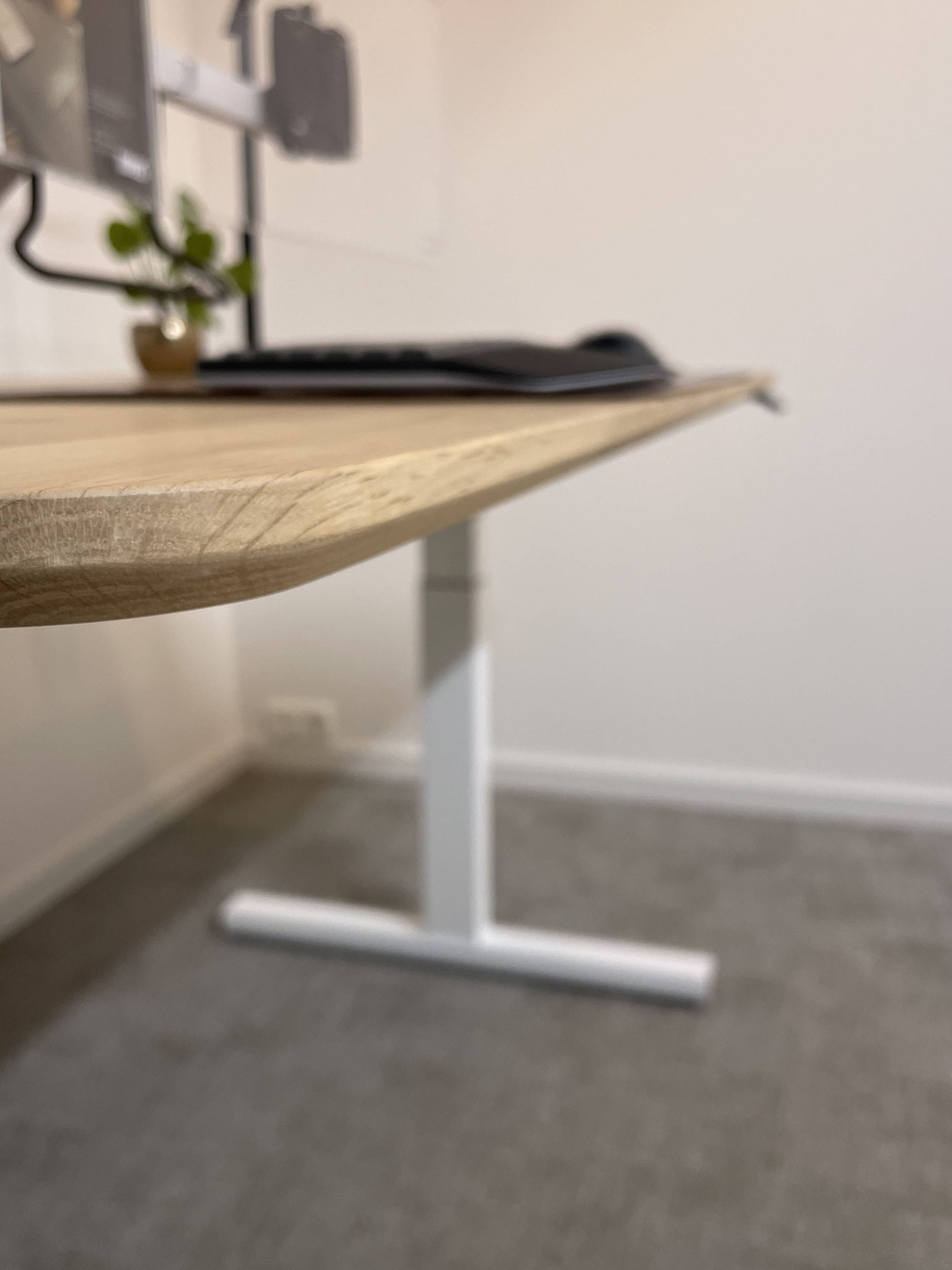 Facetrandafwerking eikenhouten zit-sta bureau