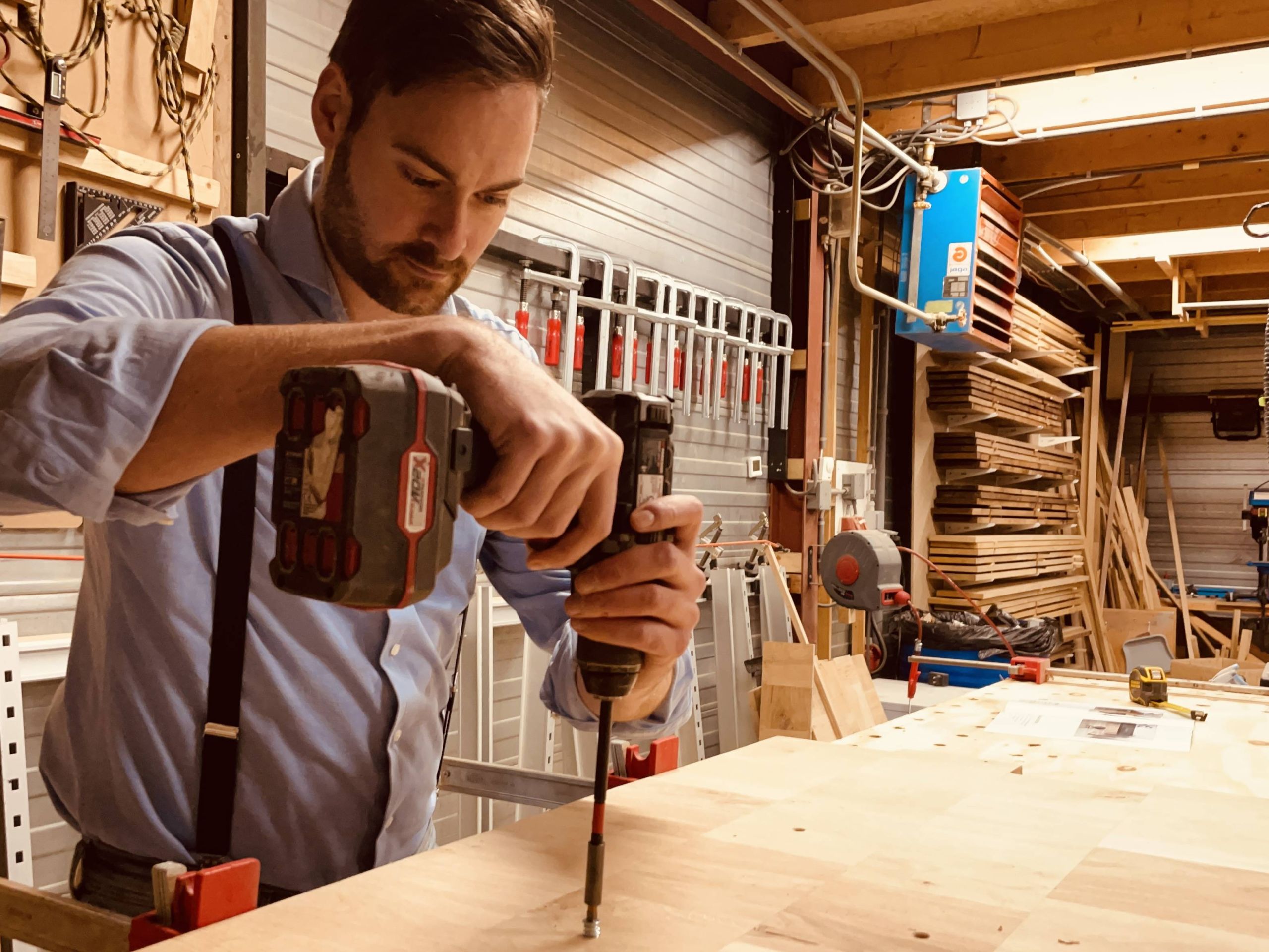 Werknemer van Erperium monteerd onderstel op blad