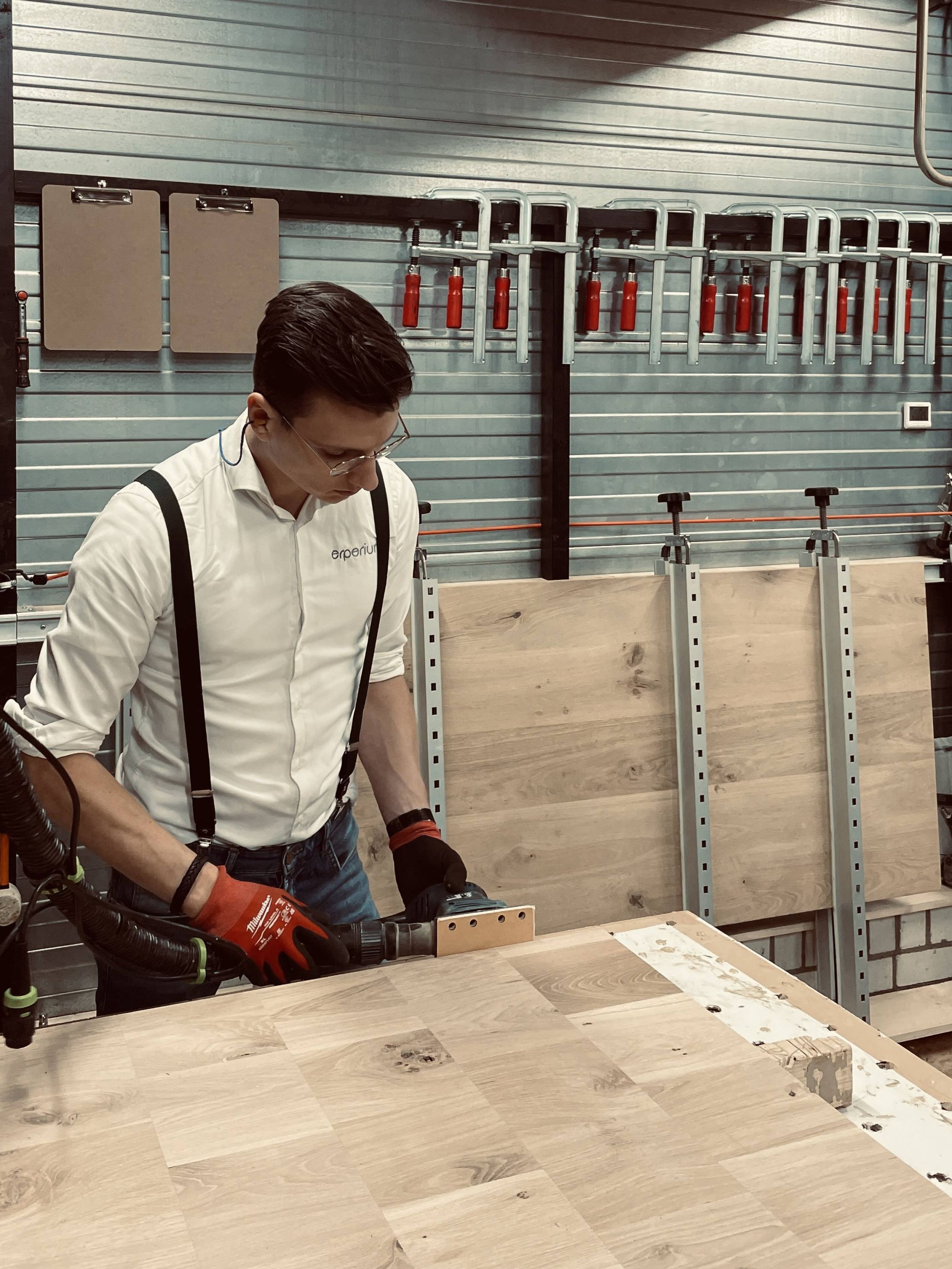 Hadwerk schuren kanten van circulair bureaublad