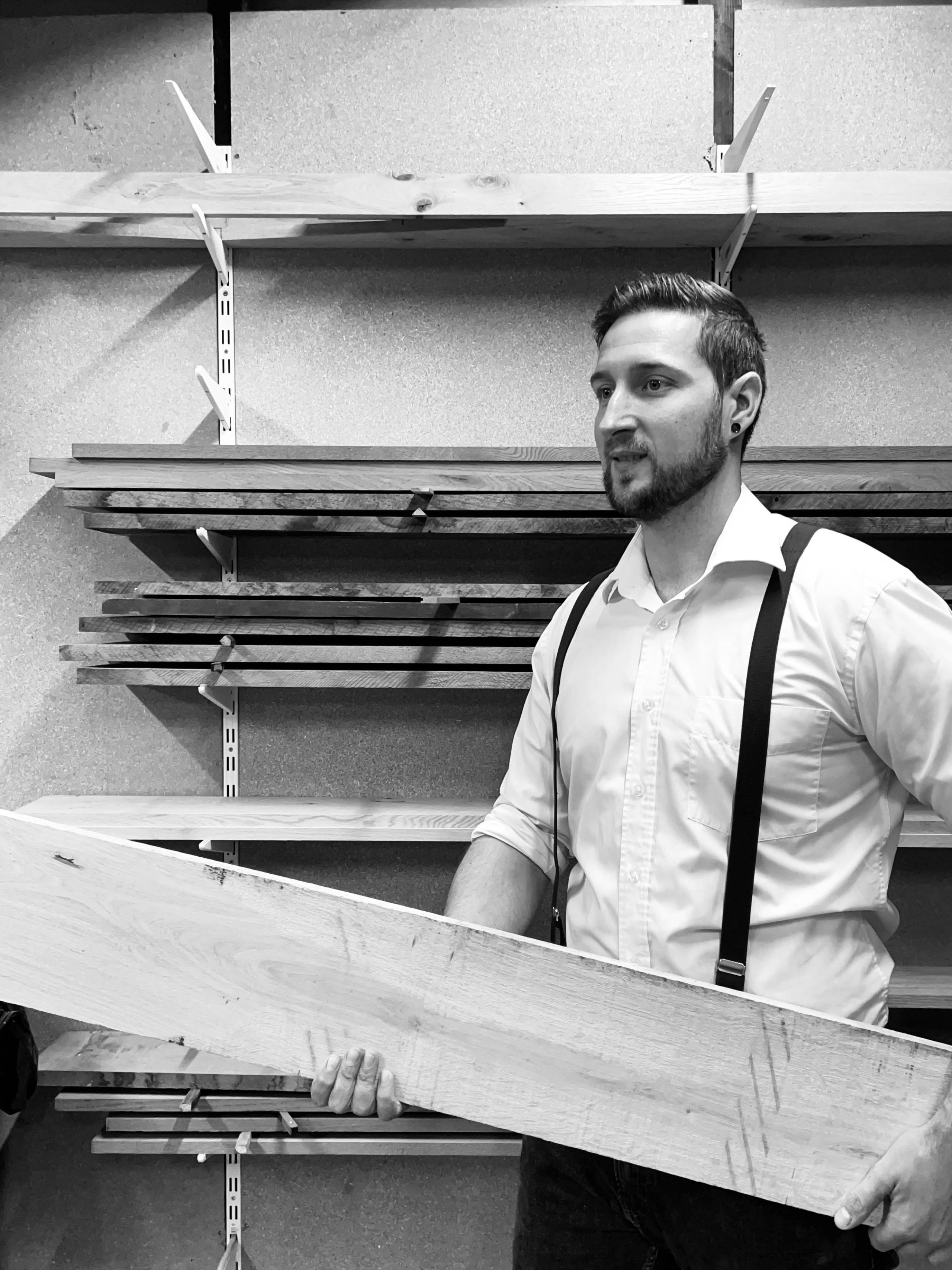 Tillen van massief houten plank in Goirle bij Tilburg