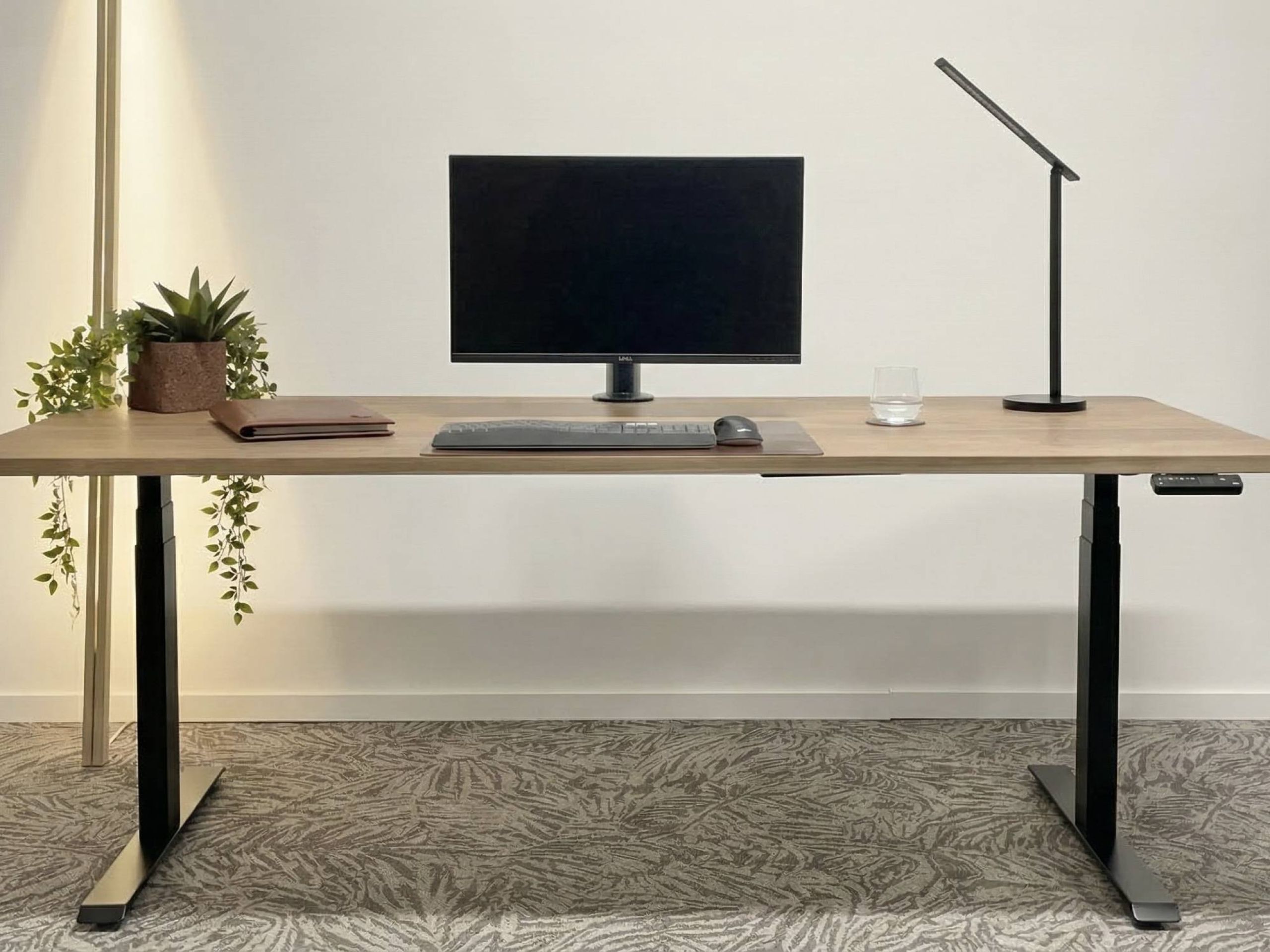 Walnoten bureaublad van erperium met Zit-Sta bureau