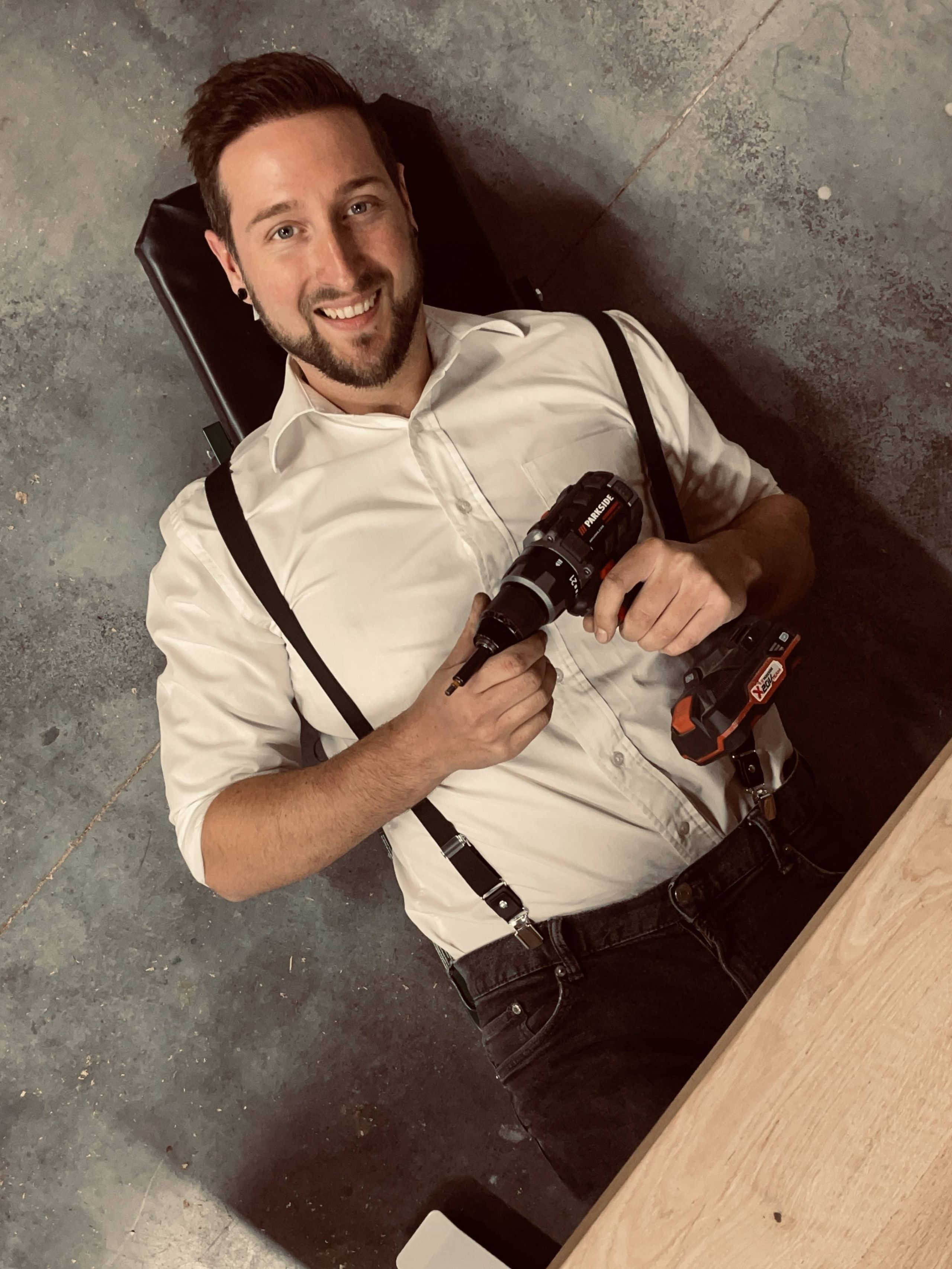 Montage van kantoormeubelen