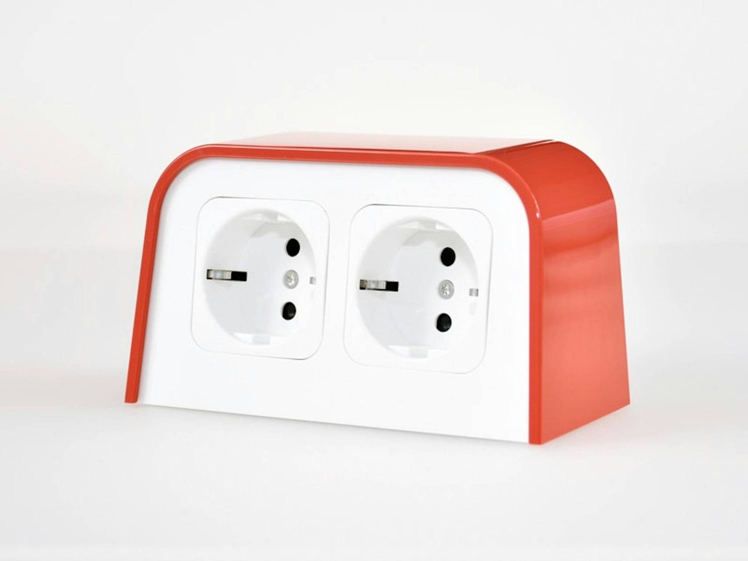 Oranje stekkerdoos van AH Meyer en Erperium