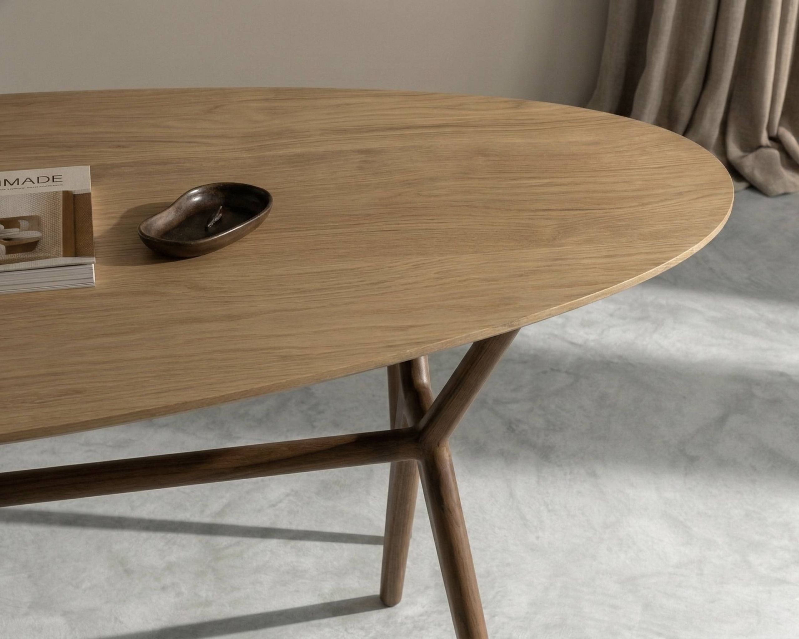 Ovale tafel vervaardigd uit massief eiken