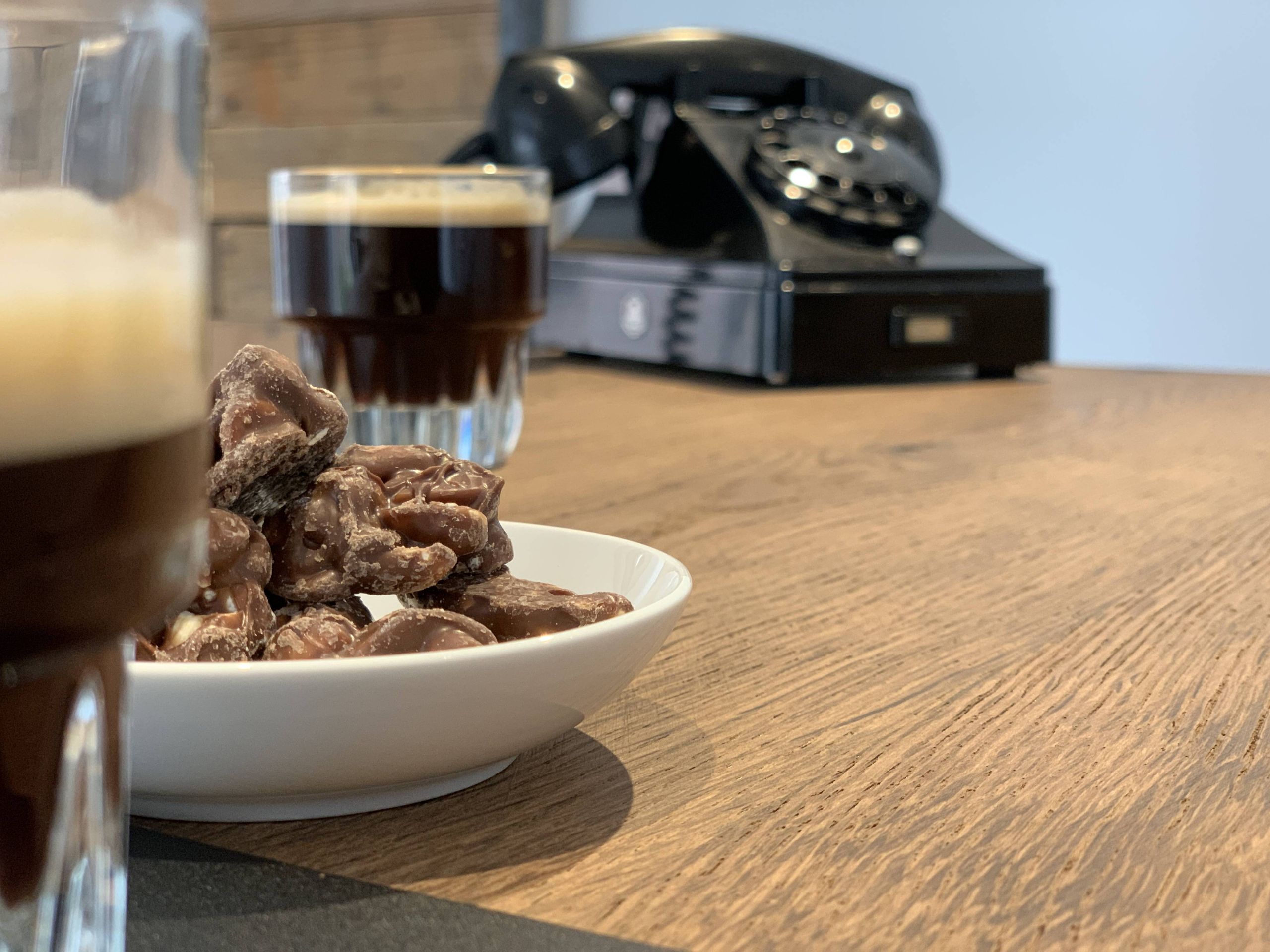 Koffie, behandeld eiken en telefoon