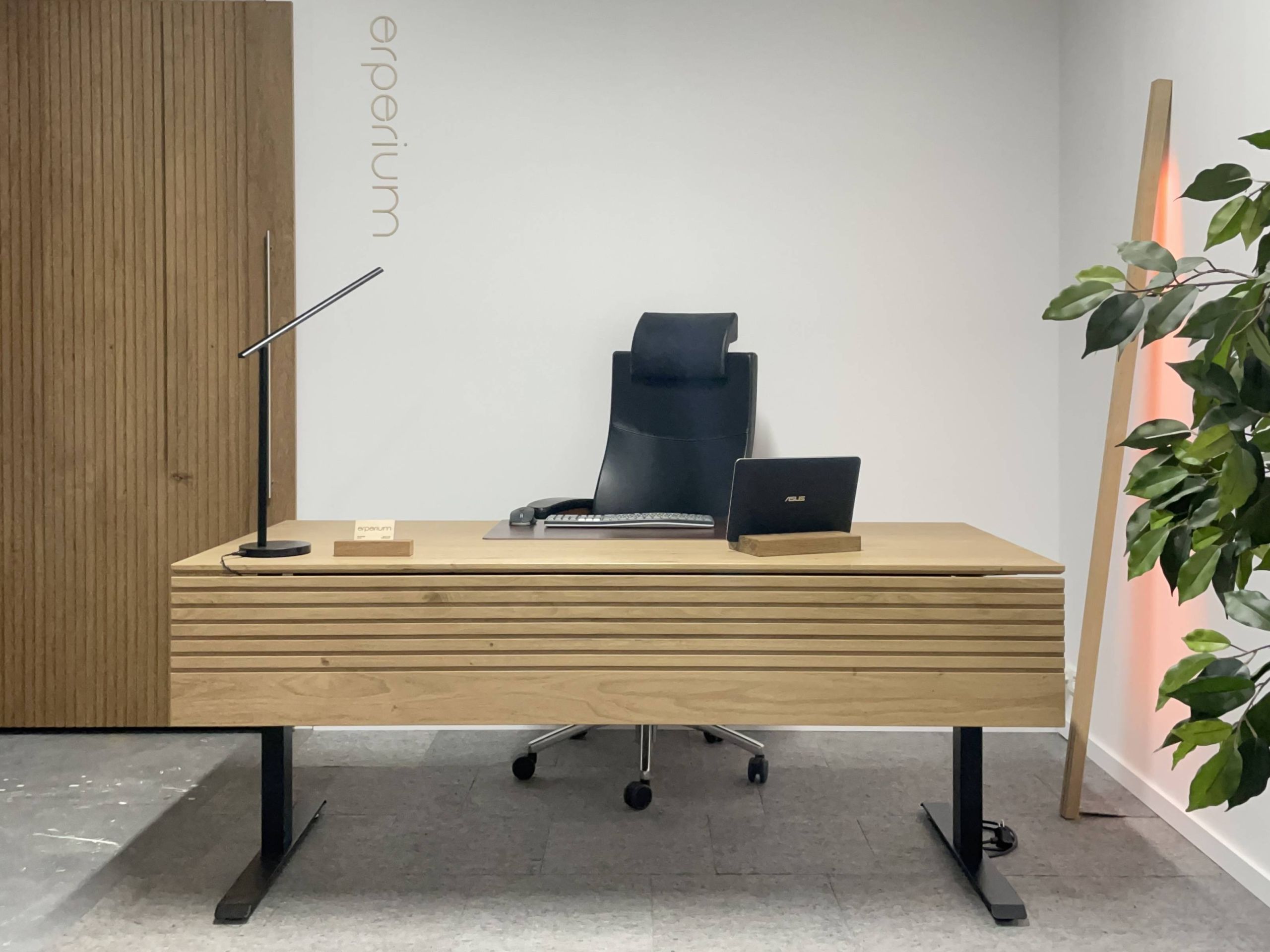 Massief duurzaam eiken houten elektrisch verstelbaar bureau