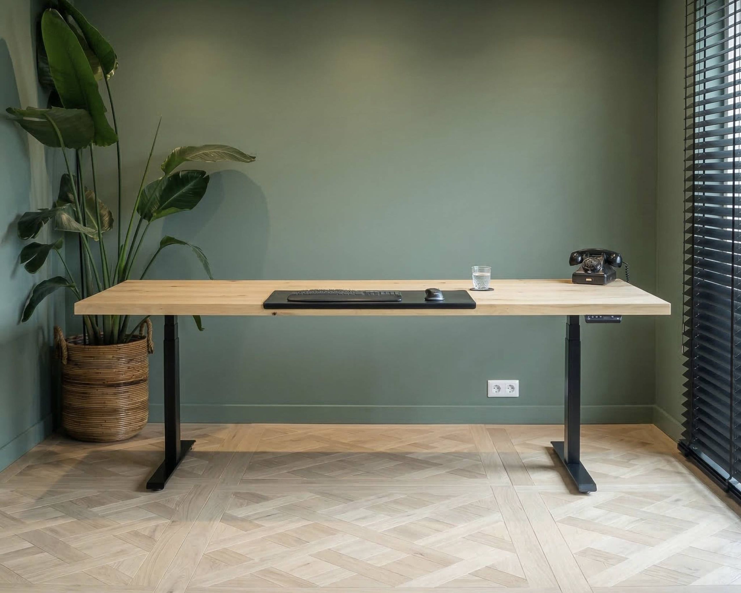 Industrieel modern kantoor groen met blank eiken tafel