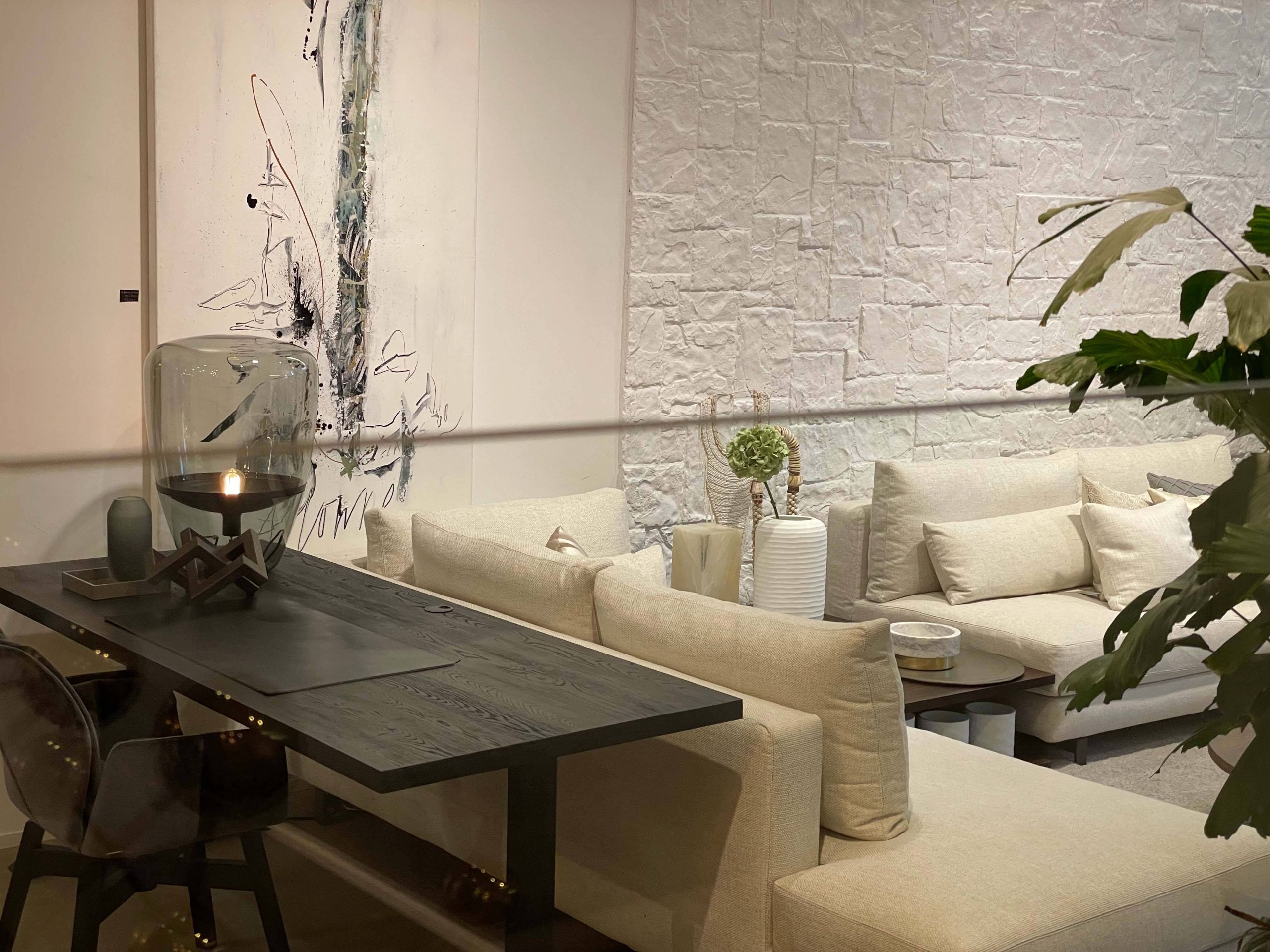 Zwart behandeld Edge bureaublad met T-poot zit sta bureau