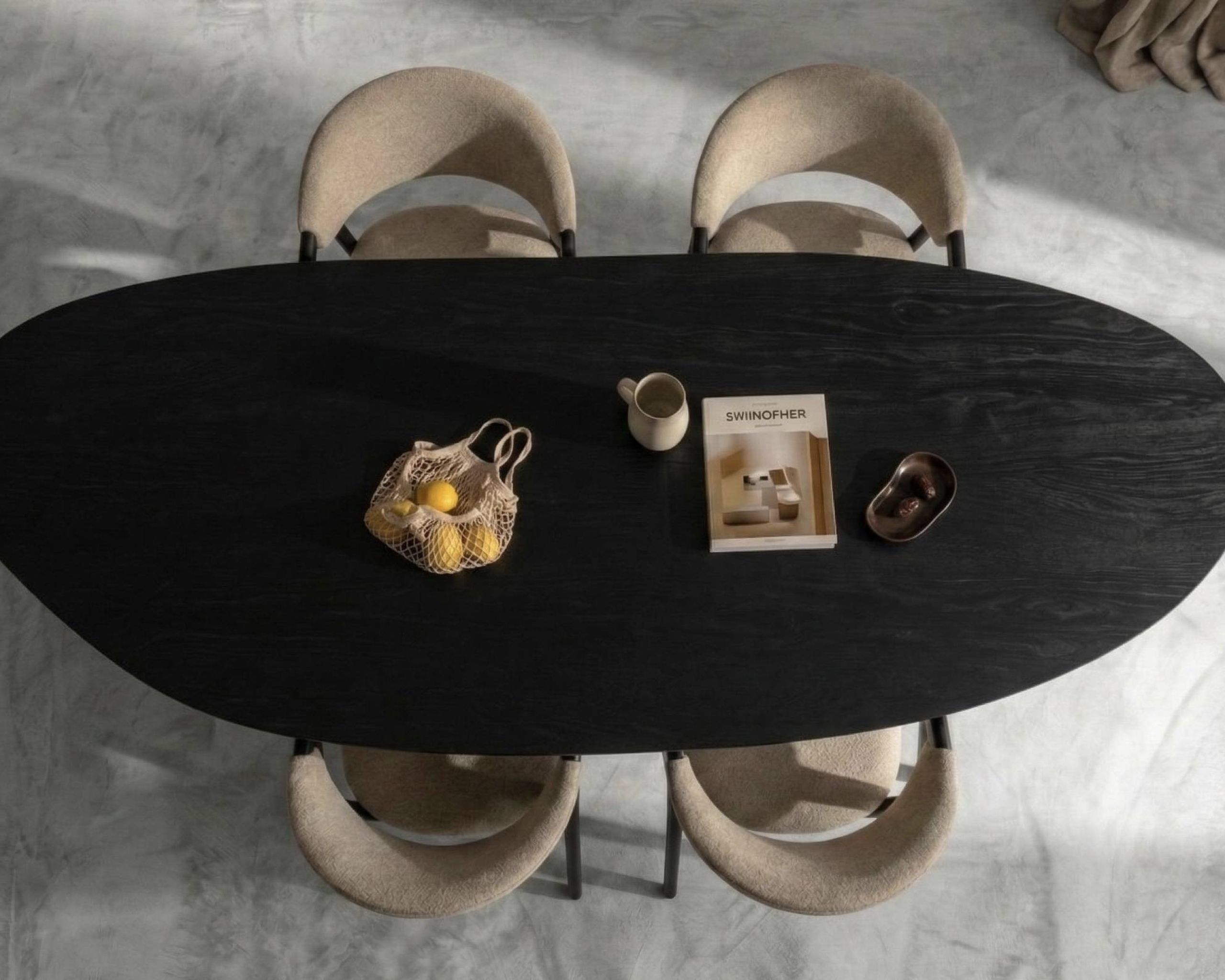 Zwart behandelde eiken tafel