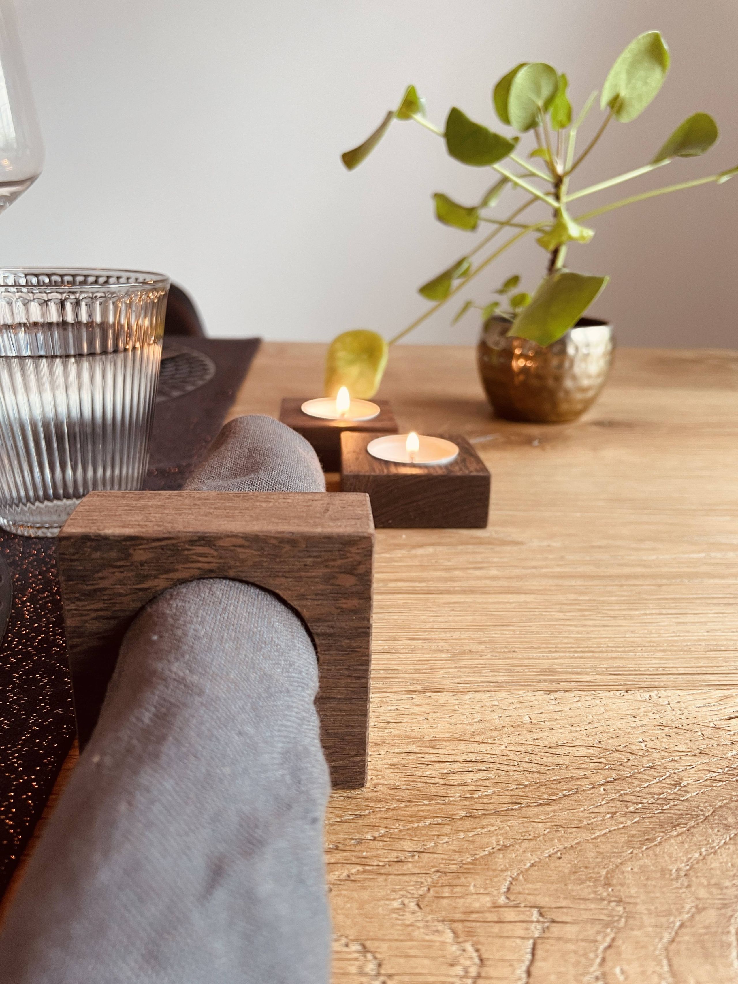Wengé theelichthoduers en servetinringen