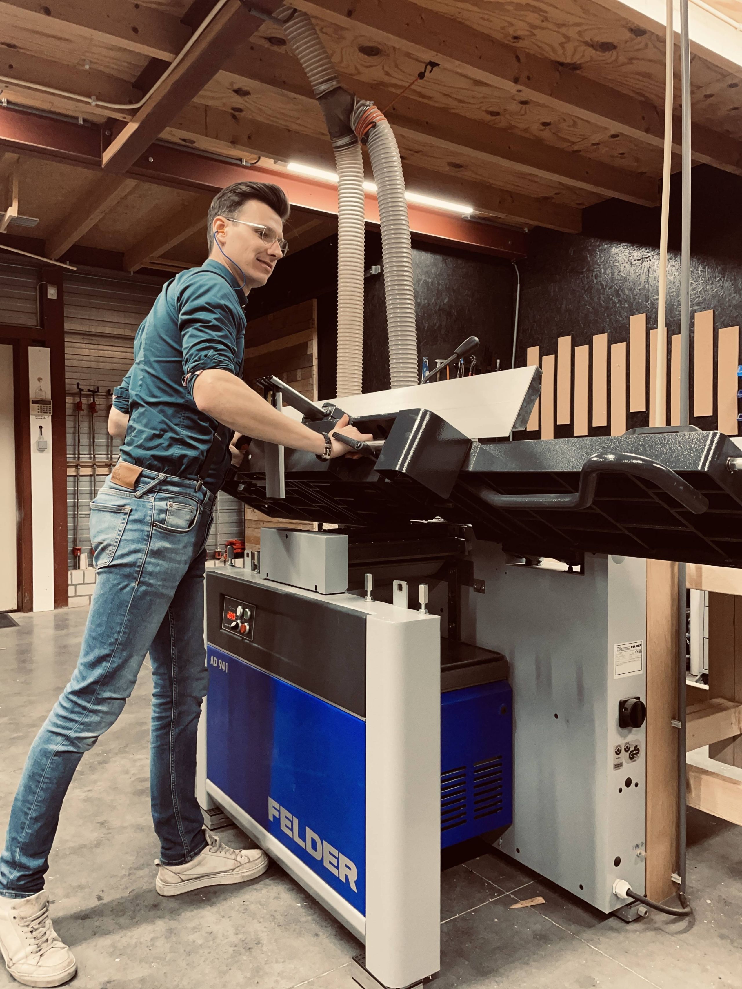 Vlak en vandikte bank en meubelmaker van Erperium