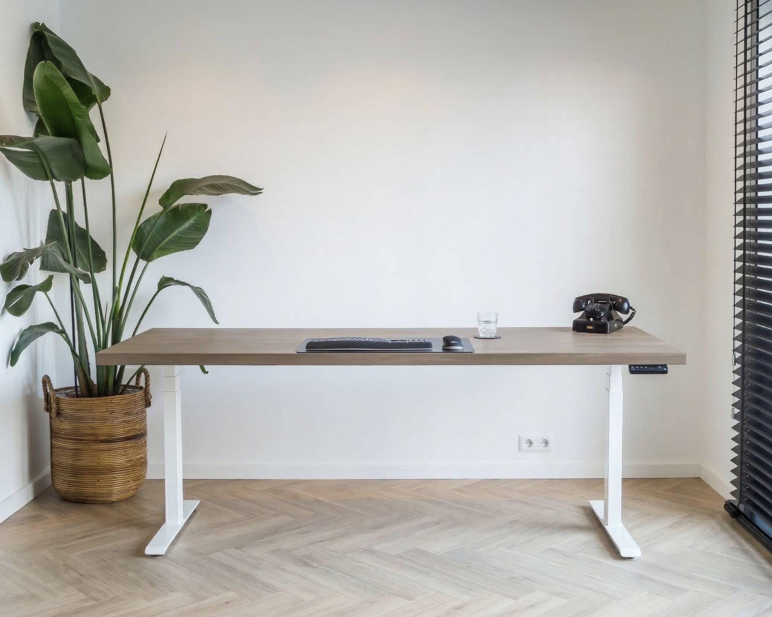 Zit-sta bureau met taupe behandeld bureaublad van gemaakt van rubberwood