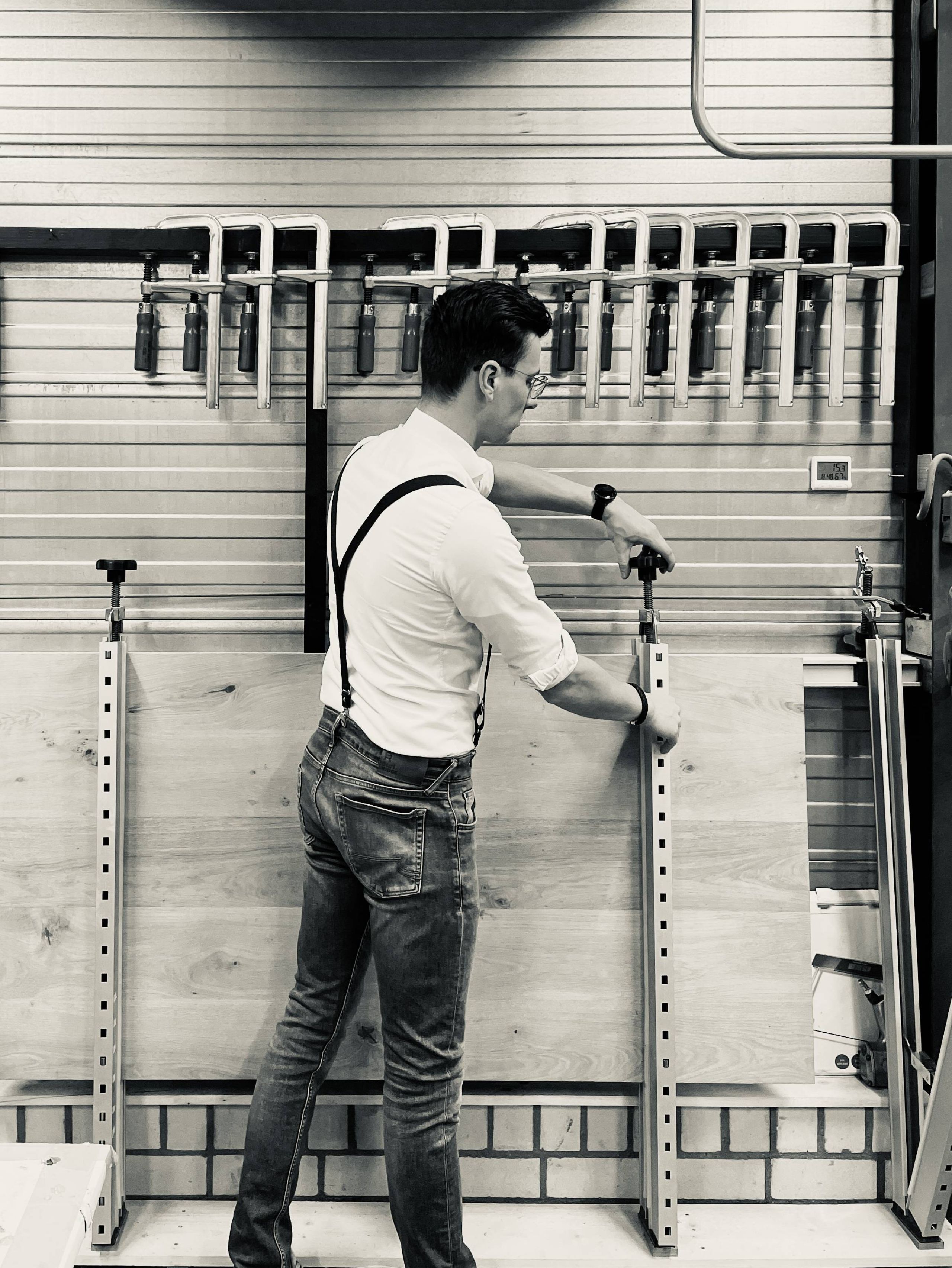 Verlijmen van eiken paneel met noesten