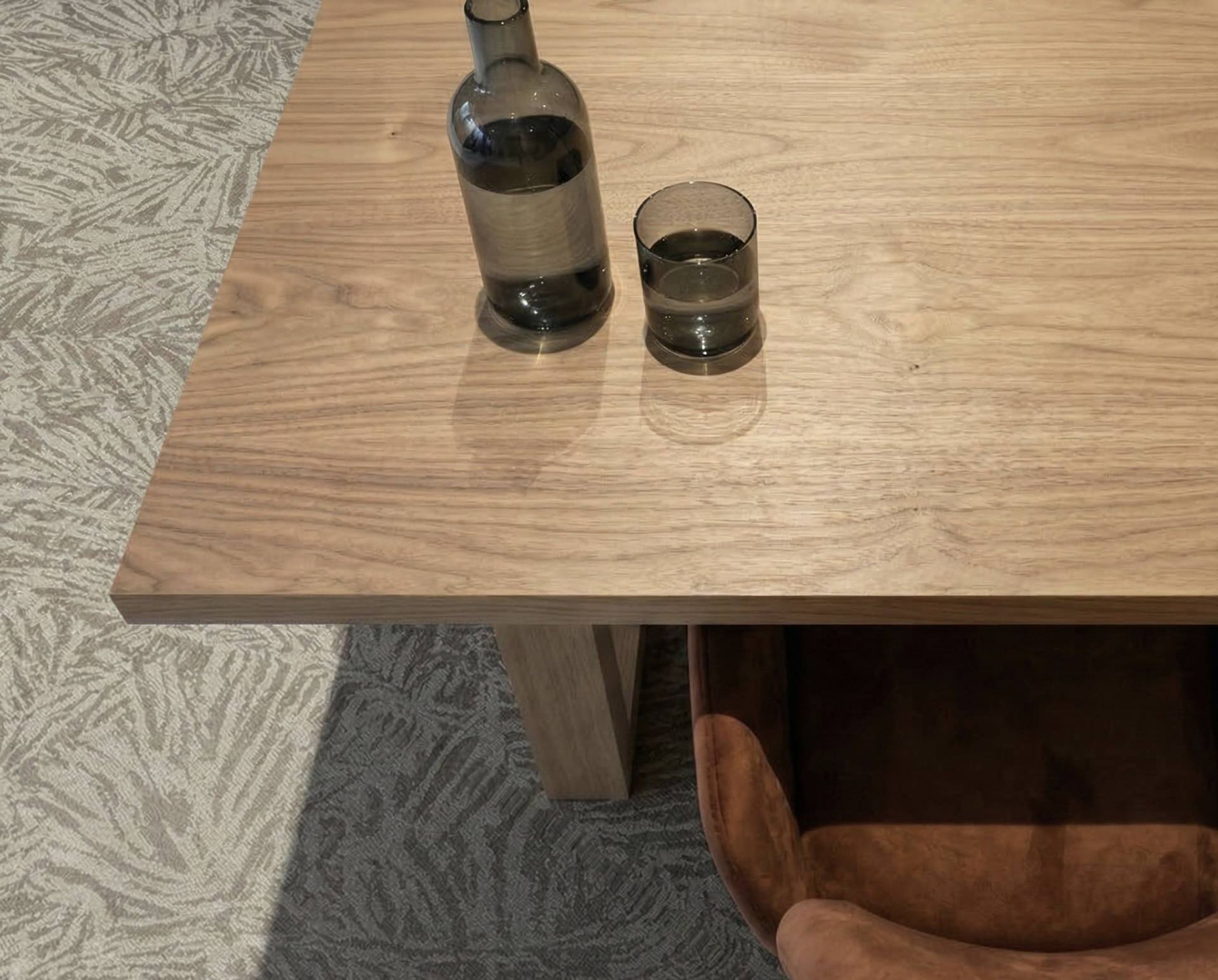 Luxe ontworpen tafelblad van massief notenhout