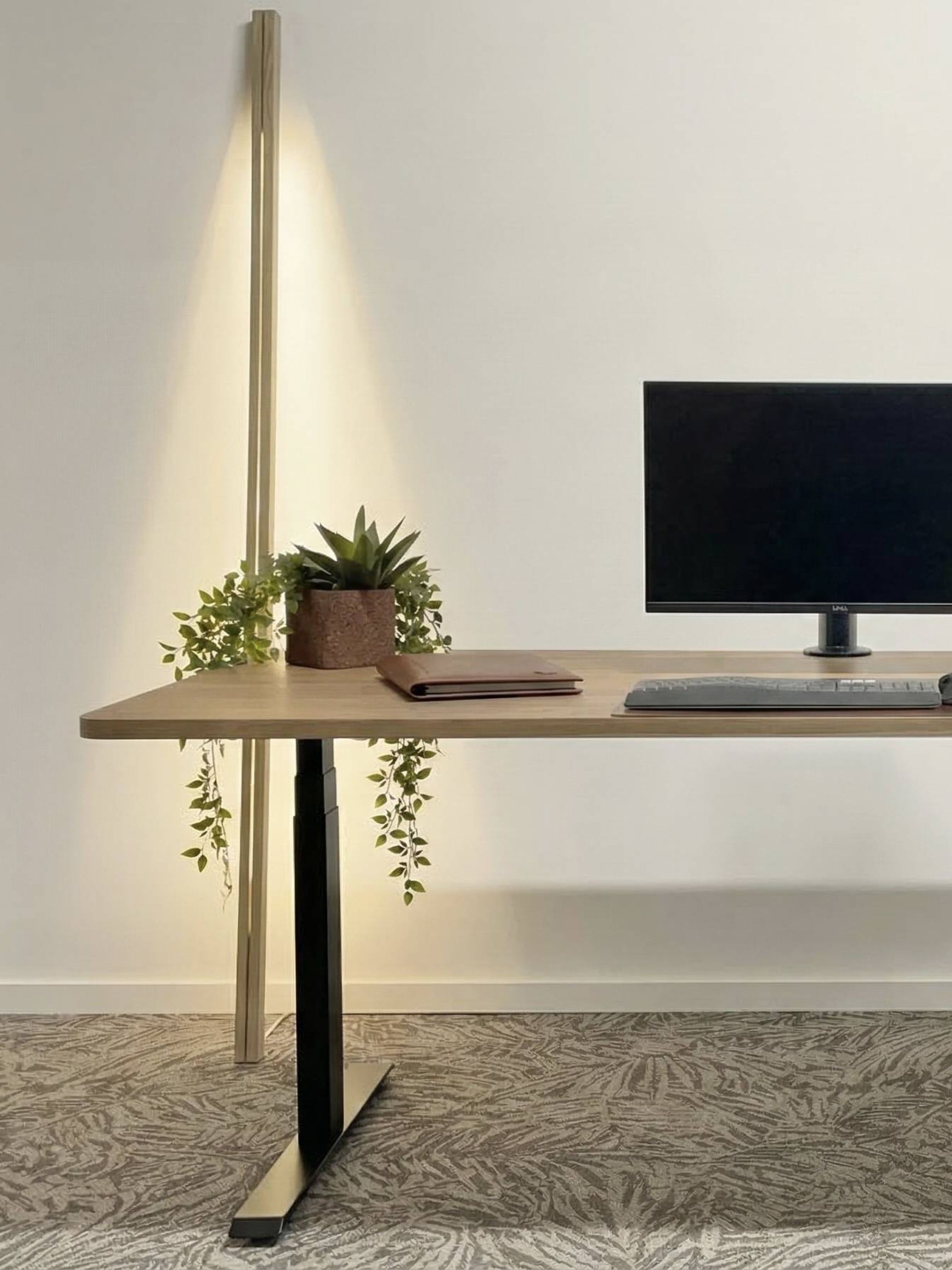 Luxe notenhouten zit sta bureau met beeldscherm en accessoires