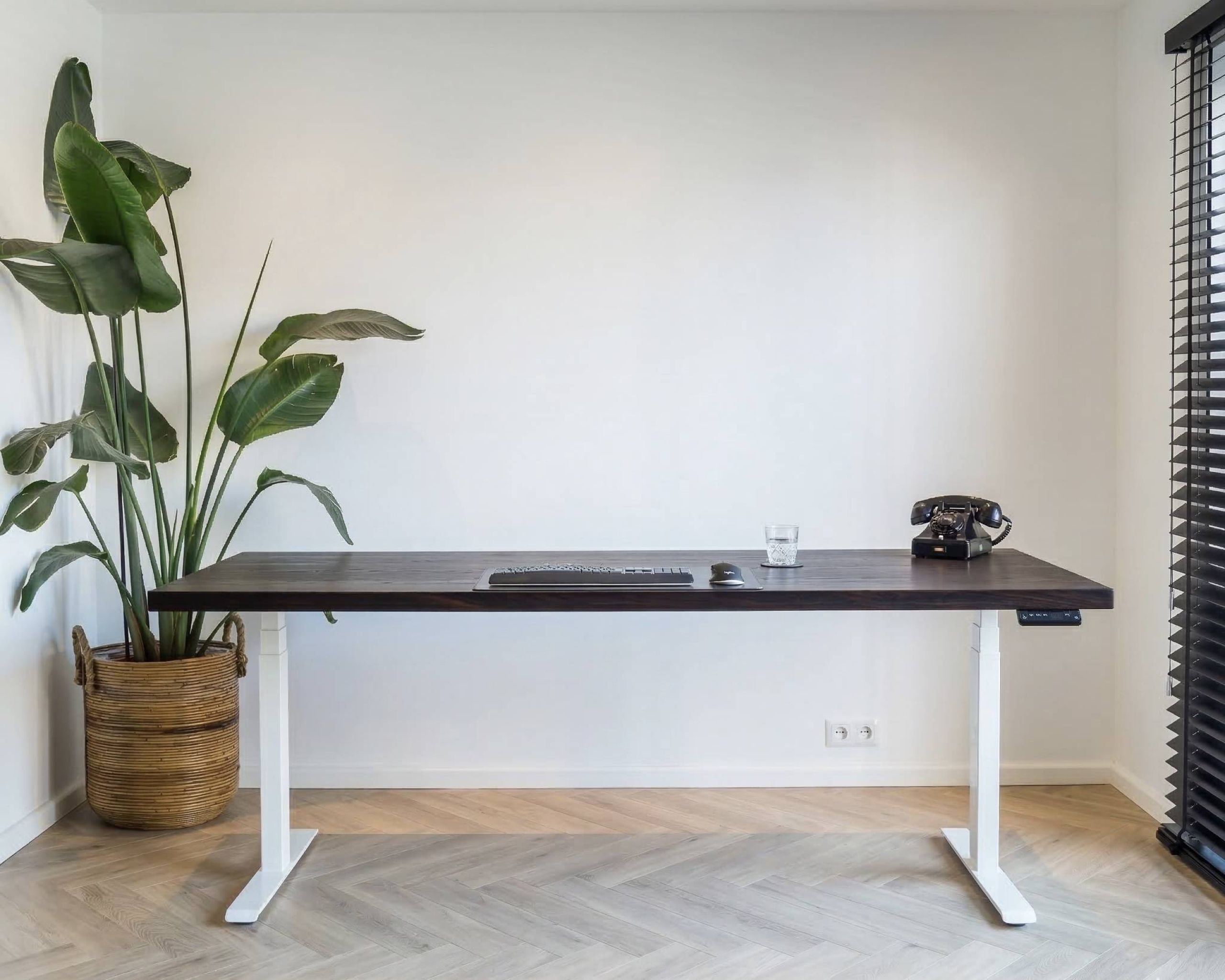 Zit-sta bureau met wengé behandeld bureaublad van gemaakt van rubberwood