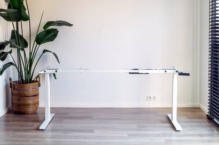 Zit sta bureau zelf monteren eiken, houten bureau Houten zit sta bureau van eiken en wit onderstel