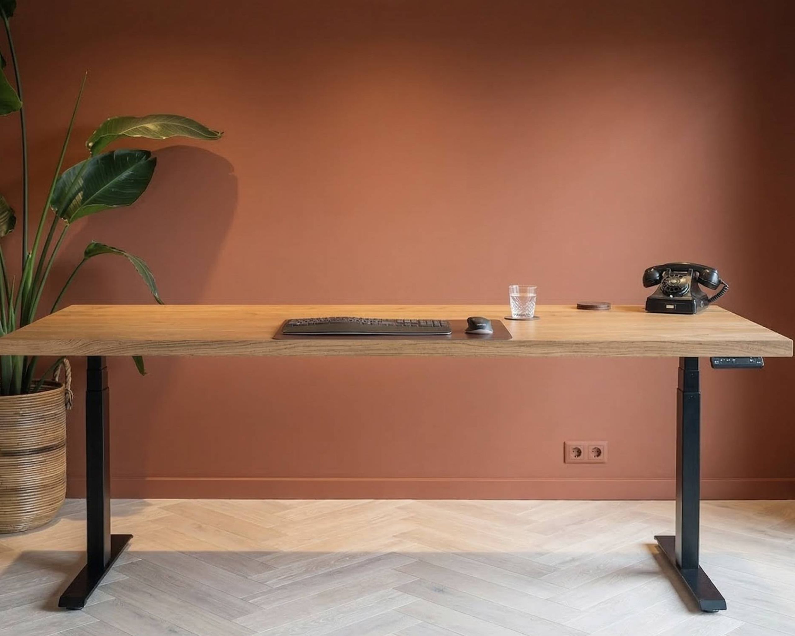 Gestoomd eiken verdikt bureaublad met zwart onderstel