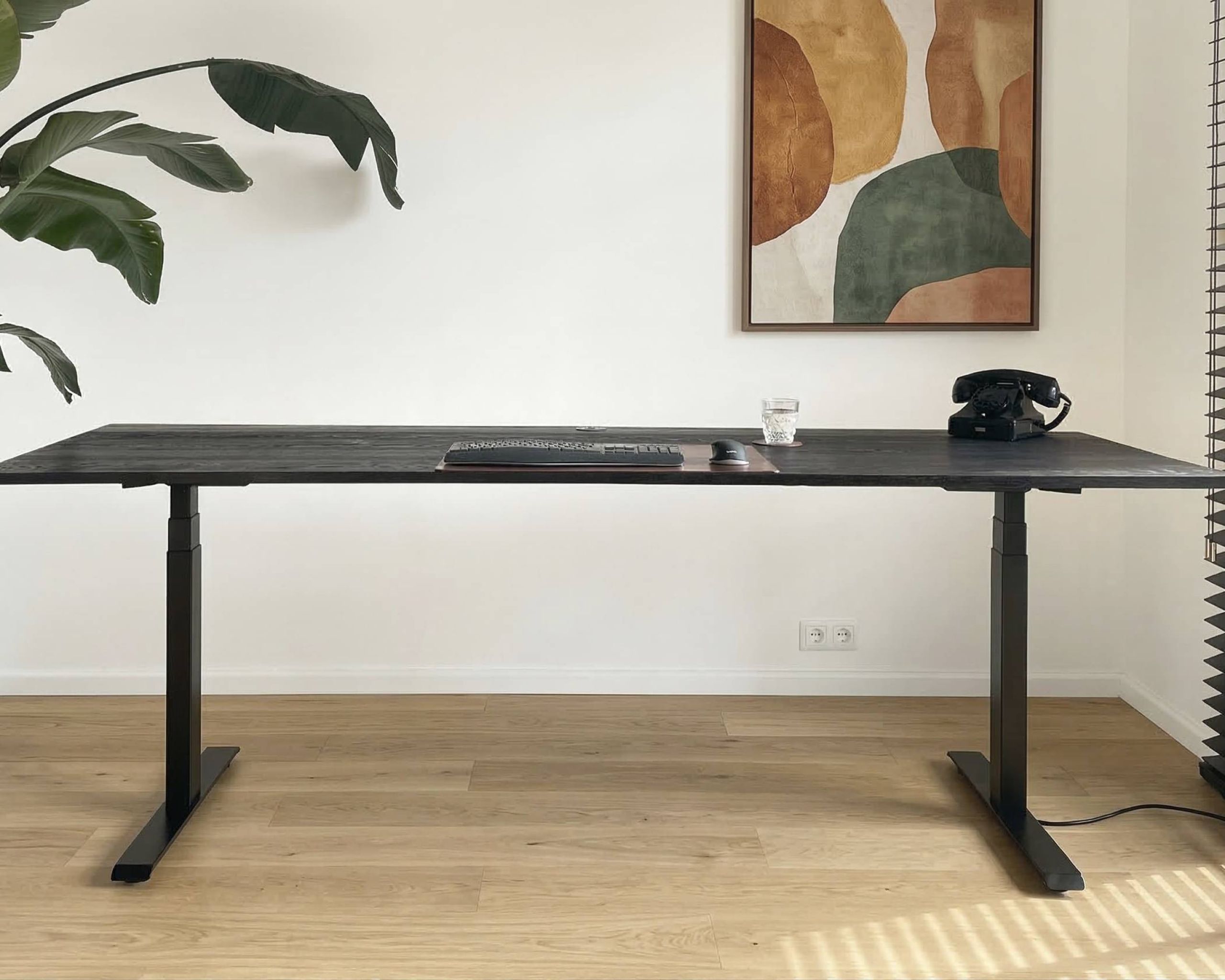 Zwart behandeld eiken bureaublad met noesten