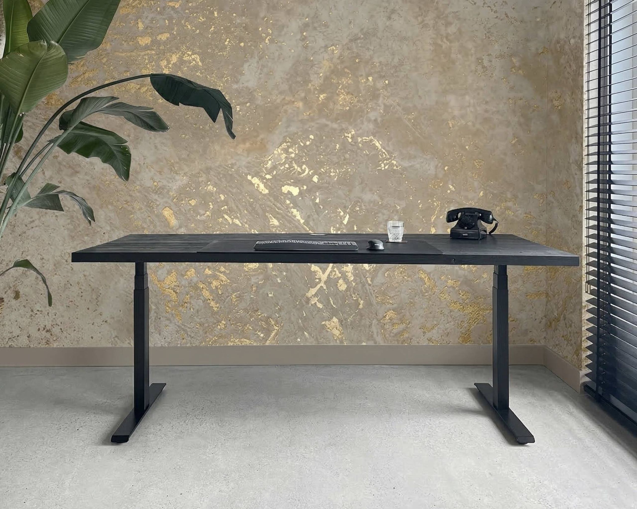 Zwart behandeld eiken bureaublad